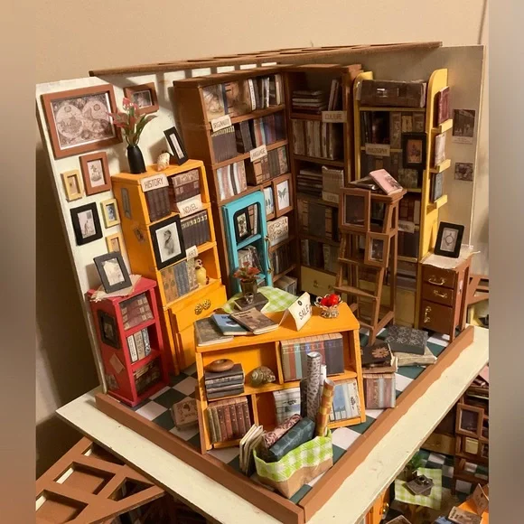 Hand built Miniature Model Book Store! - Picture 10 of 12